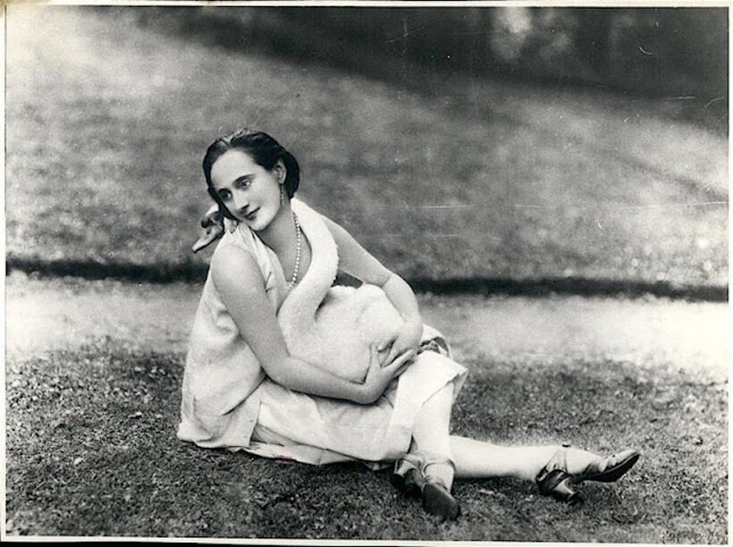 Anna Pavlova v zahradě svého Ivy House.